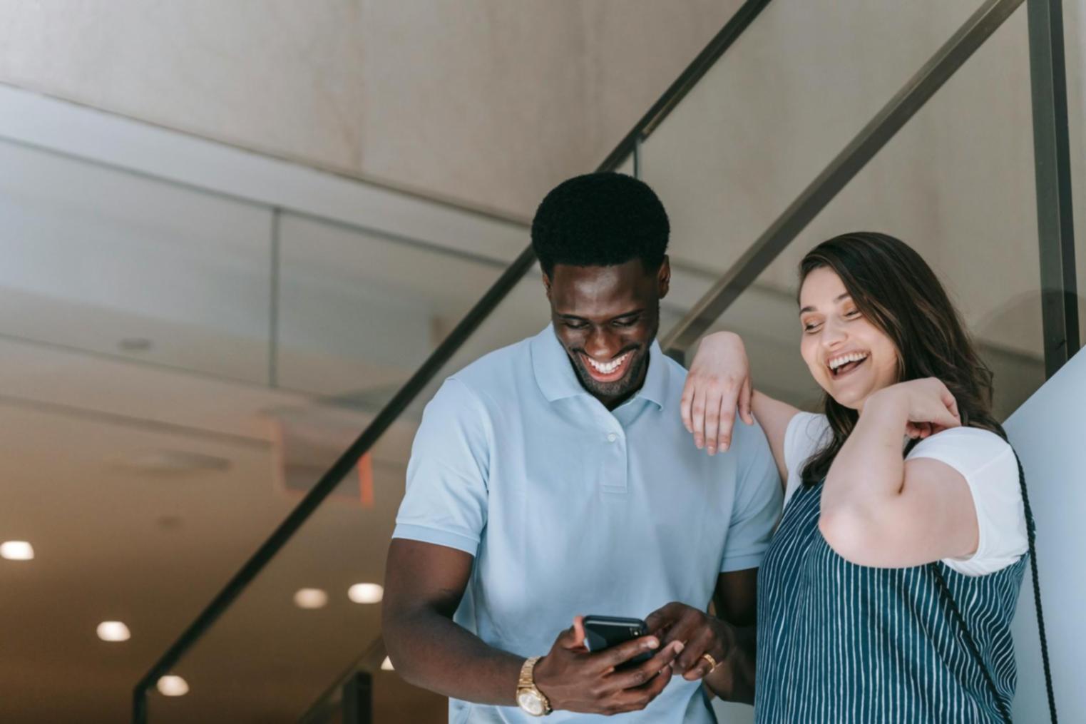 Famiglia che lavora insieme per rafforzare i propri legami